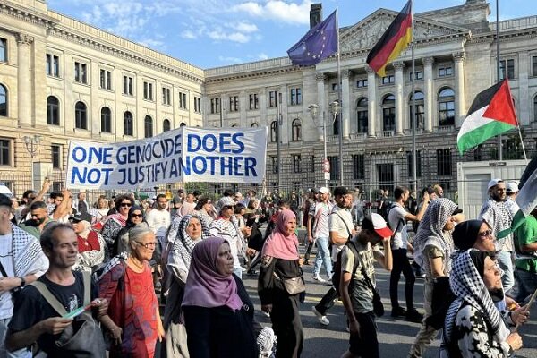 Brutal attack of the German police on the demonstrators supporting the Palestinian people + film