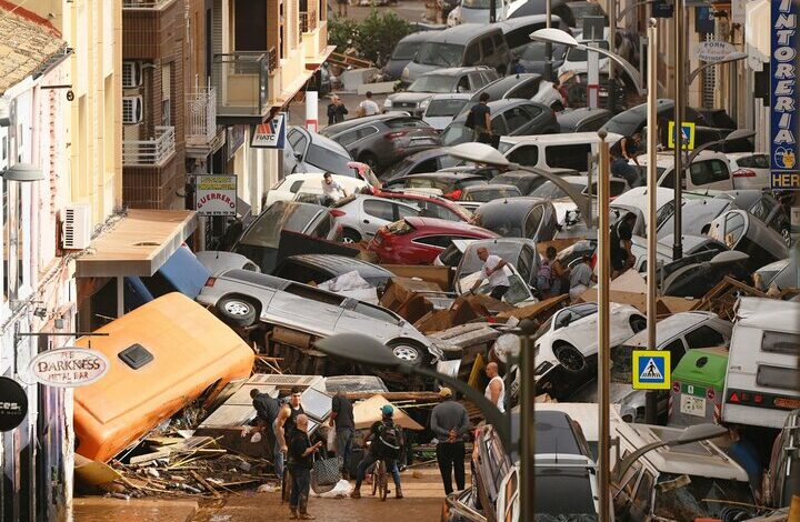 Devastating Golan flood in Spain/hundreds of cars were piled on top of each other