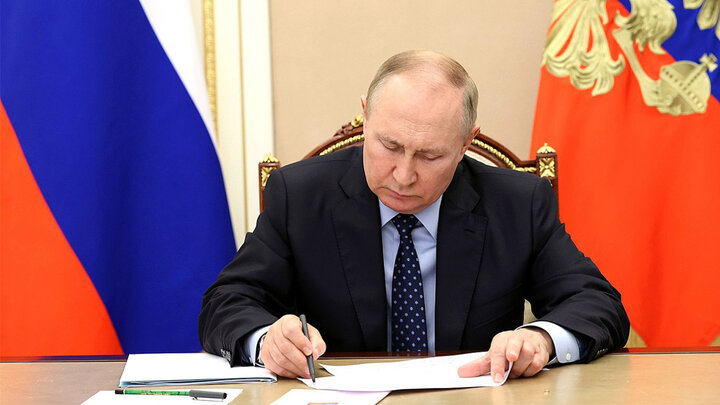 Signing the new version of Russia’s nuclear doctrine; Putin closed the sword