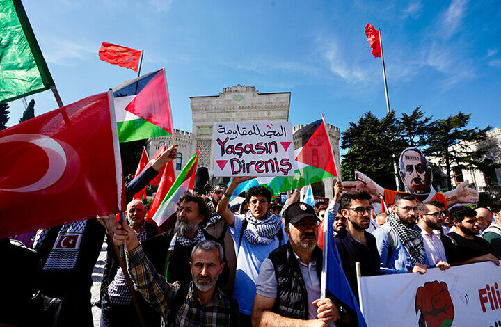 The attack of Turkish youth on the German ship carrying weapons for the Zionist regime