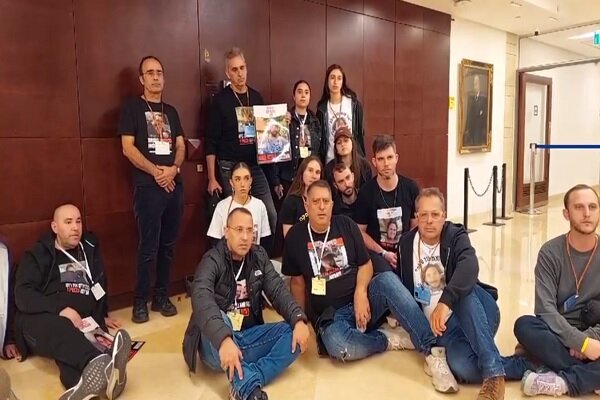 The sit-in of families of Zionist prisoners in front of Netanyahu’s office