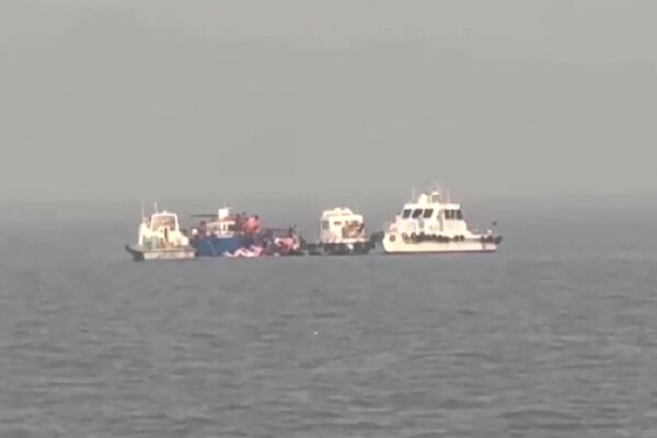 13 killed in the collision of an Indian Navy boat with a passenger ship + video