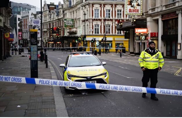 A car hit pedestrians in London/ 4 people were injured