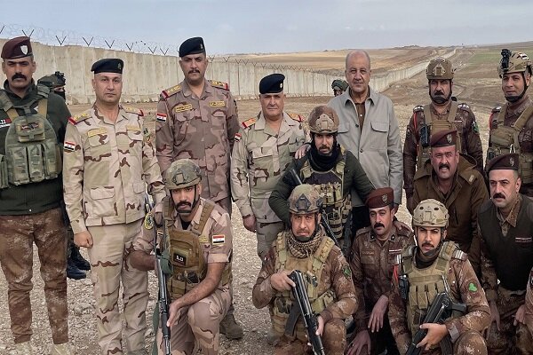 Iraqi Defense Minister visits the border with Syria