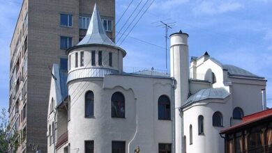 Placing a modified Syrian flag on top of the Damascus embassy building in Moscow