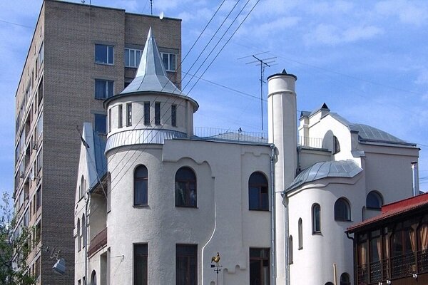 Placing a modified Syrian flag on top of the Damascus embassy building in Moscow