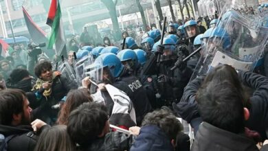 Police clash with protesting students at the entrance of the Italian National Radio-TV + video