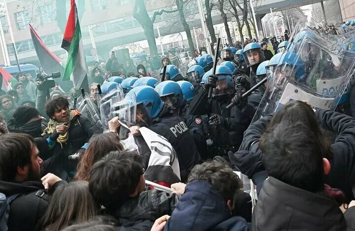 Police clash with protesting students at the entrance of the Italian National Radio-TV + video