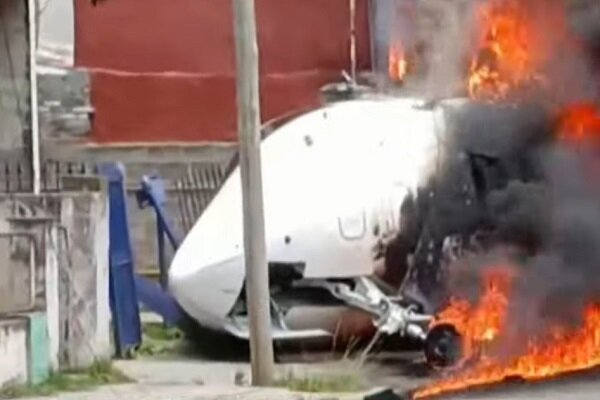 The crash of a plane near the capital of Argentina; 2 people were killed