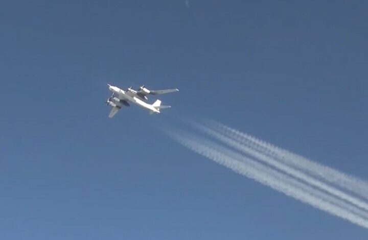 The flight of 2 Russian strategic bombers near the coast of Alaska + video