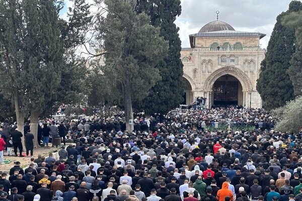 The presence of 40,000 Palestinians in the Friday prayer at Al-Aqsa Mosque + video