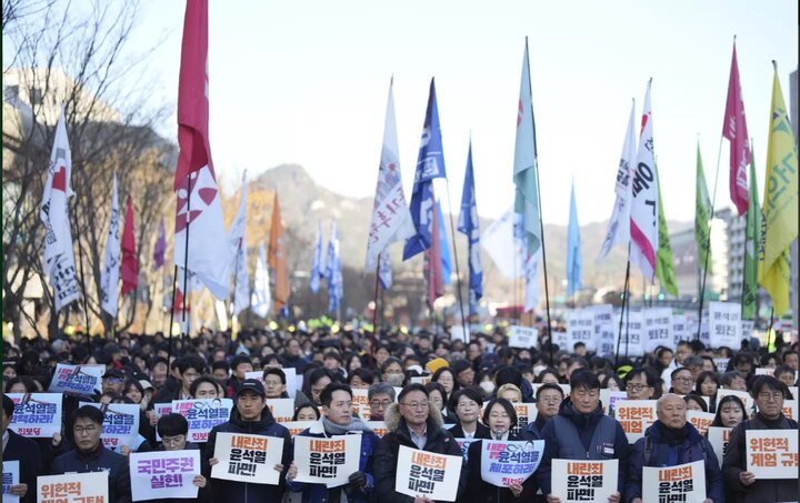 Unlimited general strike of South Korean workers until the resignation of the president; A number of senior advisers resigned