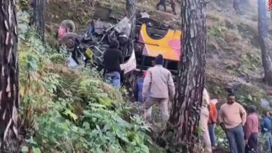 A bus fell into a valley in northern India with 28 dead and injured + video