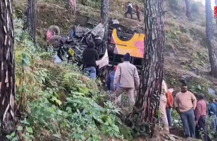 A bus fell into a valley in northern India with 28 dead and injured + video