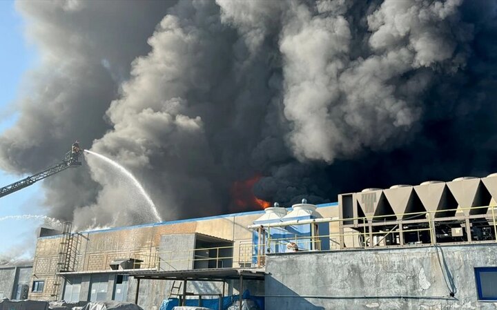 A massive fire in a factory in Türkiye/Fire fighting is still going on