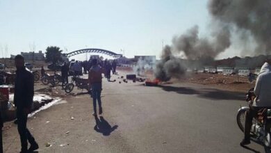 Armed elements blocked the Syrian-Jordan crossing with stones and burning tires