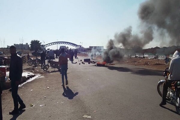 Armed elements blocked the Syrian-Jordan crossing with stones and burning tires