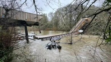 Collapse of a bridge in America when a train passes