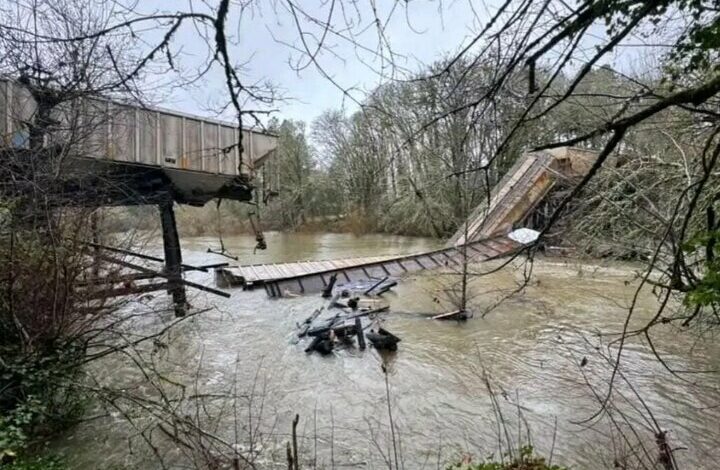 Collapse of a bridge in America when a train passes