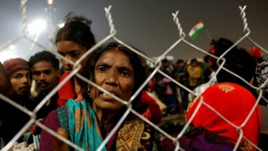 Crowded crowds at a religious ceremony in India; 3 people were killed and injured