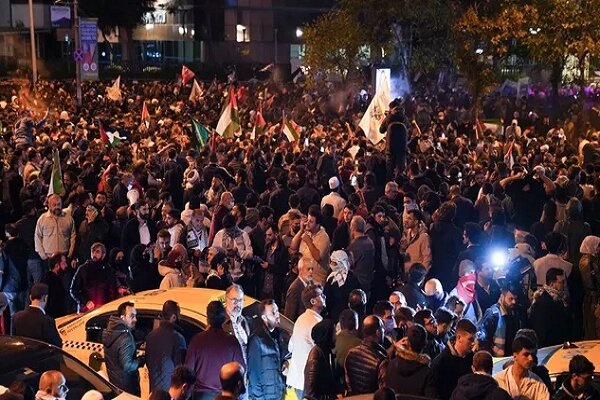 Demonstration of Turkish people in front of the Zionist consulate+film