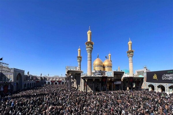 How many pilgrims have entered Iraq from the border crossing of Kuwait on the eve of the martyrdom of Imam Kazim (a.s.)?