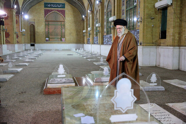 Imam Khamenei visited mausoleum of Imam Khomeini and the Garden of Martyrs