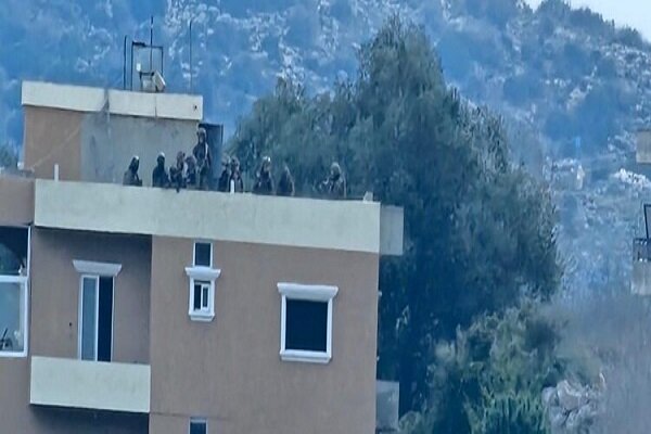 Israeli soldiers shooting at people from the roofs of Mis al-Jabal houses in southern Lebanon