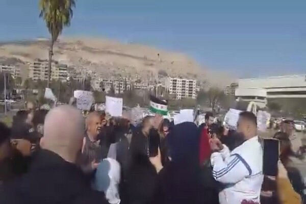 Protest gathering of families of detained Syrian soldiers in Damascus + video