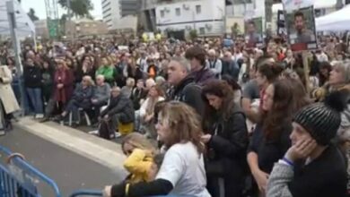 Protesting settlers blocked the street leading to the Zionist Ministry of War