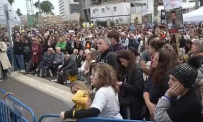 Protesting settlers blocked the street leading to the Zionist Ministry of War