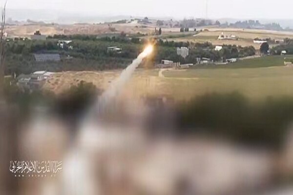 Resistance rocket attacks on Sderot and surrounding towns in Gaza + video