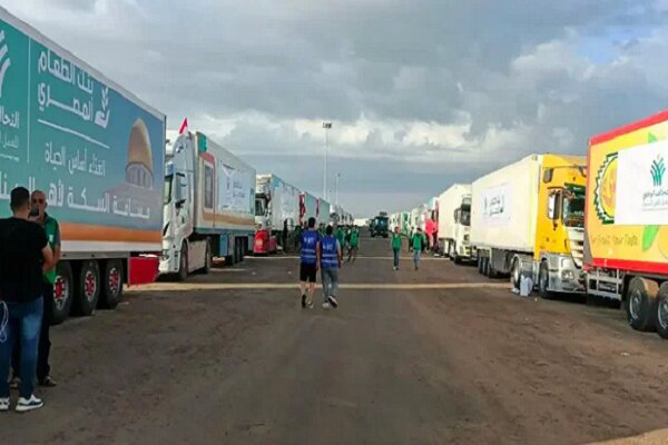 The arrival of 5 trucks carrying humanitarian aid to Gaza