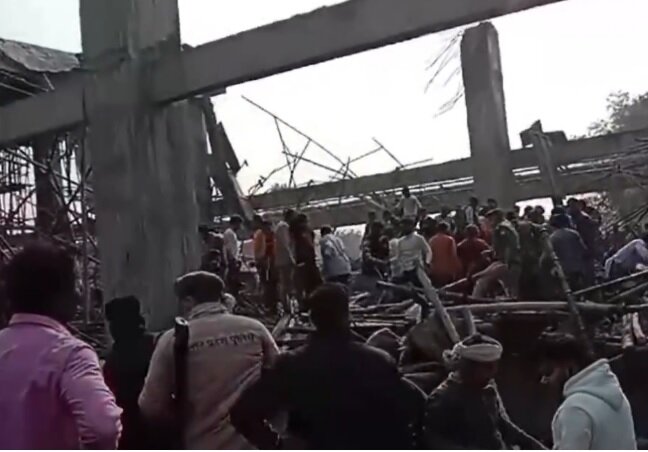 The collapse of the building of a railway station in India/ 24 workers were trapped under the rubble + video