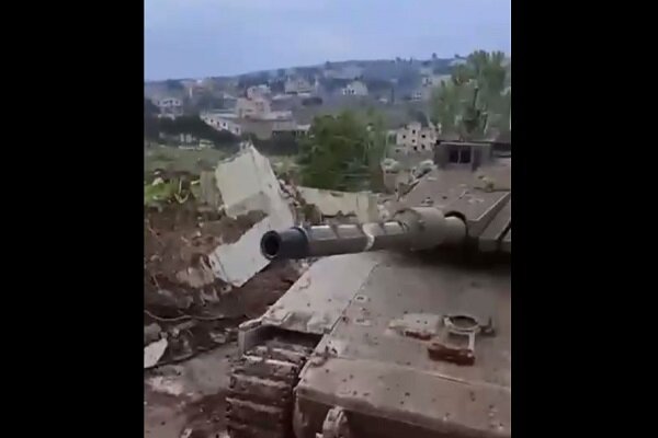 The courage of the Lebanese youth in returning to the village of Yaroun and directly confronting the Israeli tank