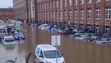 The flood drowned the houses and cars of the British people + movie