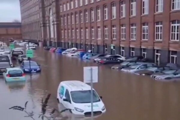 The flood drowned the houses and cars of the British people + movie