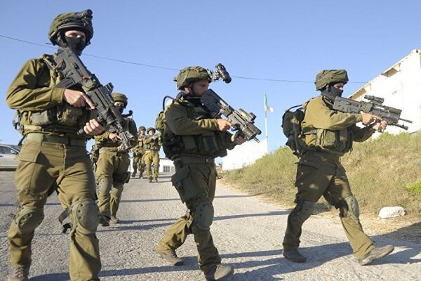 The free patrolling of the Zionist military in southern Syria in front of the elements of the Golan regime