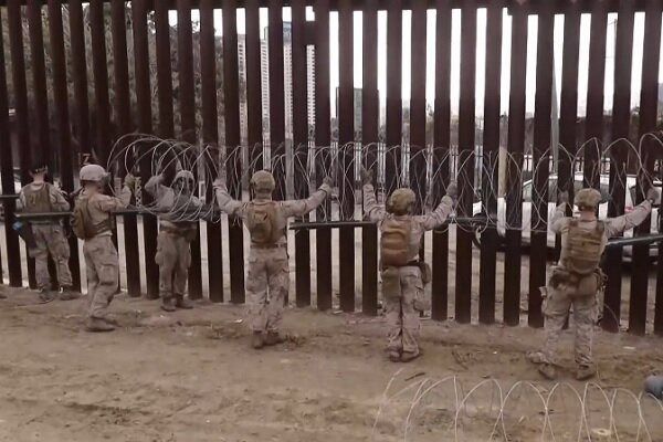 The US is installed on the border with Mexico barbed wire+ movie