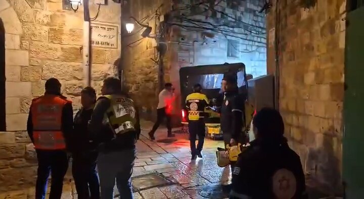 A Zionist was injured in a cold weapon attack in occupied Quds+Movie