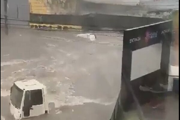 Floods and landslides in Brazil; 2 people were killed and 4 households have been evacuated+ Movie