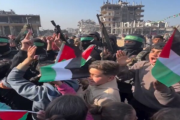 Gaza’s children’s support for the Qasam fighters during the exchange of prisoners and congratulations to the resistance