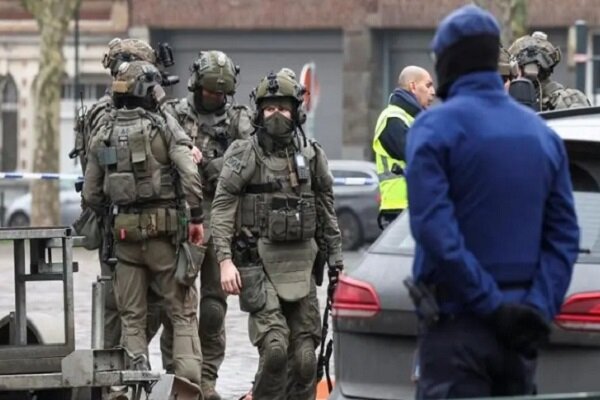 Search for arresting machine guns by hand in central Brussels