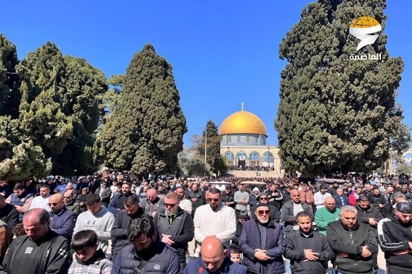 The presence of 6,000 Palestinian worshipers in the Al -Aqsa Mosque