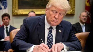 Trump signed the customs duties on Mexican and Canadian goods