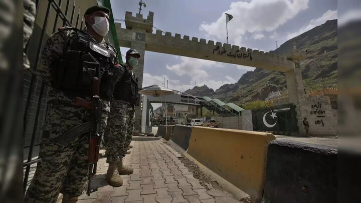 Border clashes between Afghanistan and Pakistan; Taliban forces were killed and injured