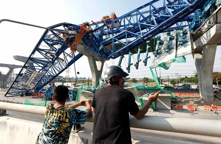 Calling a bridge under construction in Bangkok with at least 2 dead and injured