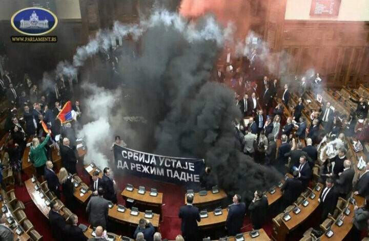 Full War in the public courtyard of the Serbian parliament!