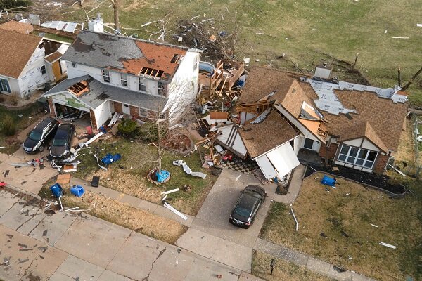 Huge storms in the US with 2 dead and dozens of injuries