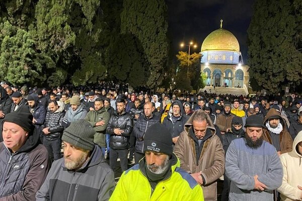 The presence of tens of thousands of Palestinians in the Al -Aqsa Mosque is not due to the threats of Tel Aviv